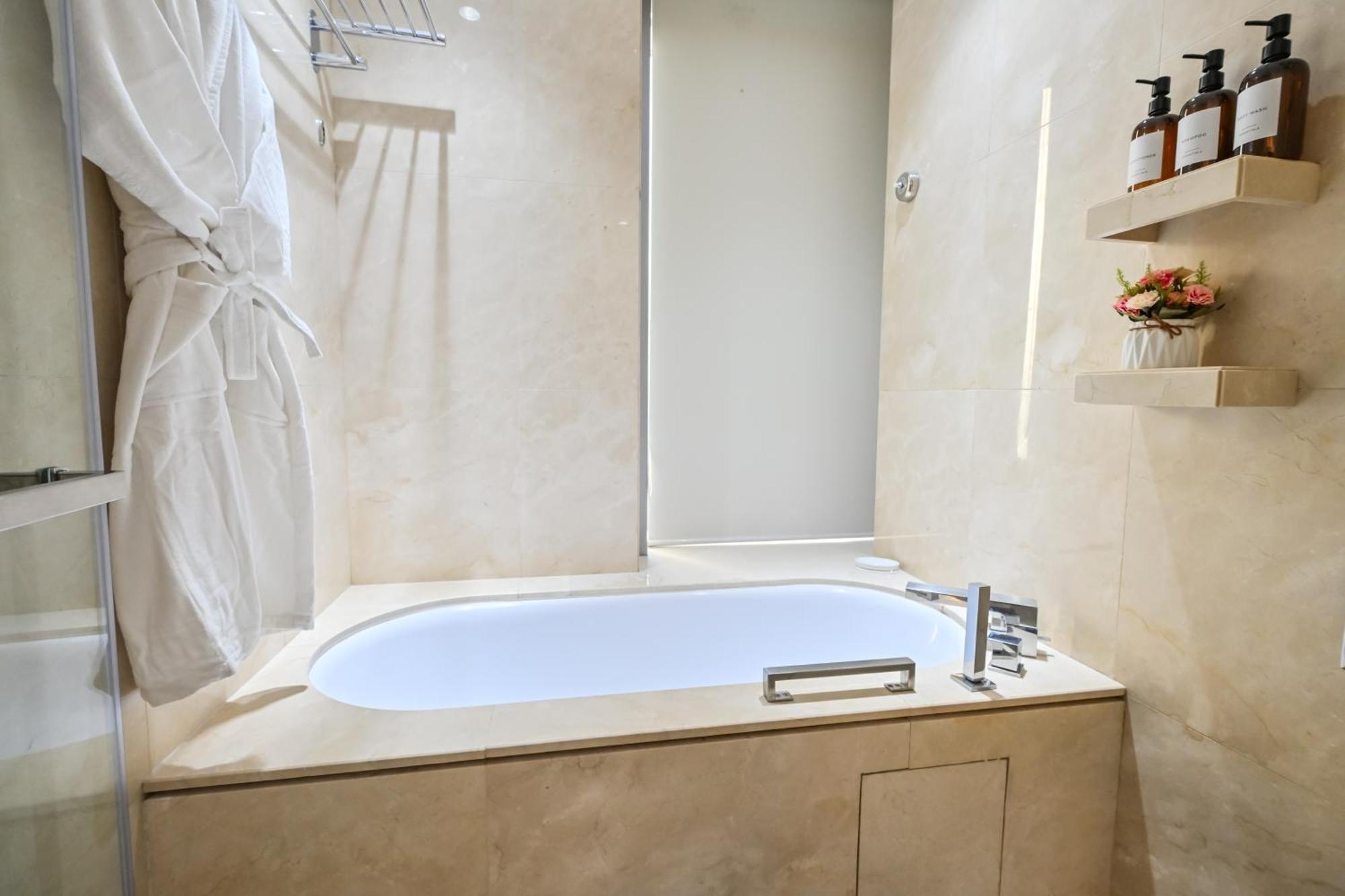 Apartment Upgraded Luxury - Marina View - 5-star Amenities *