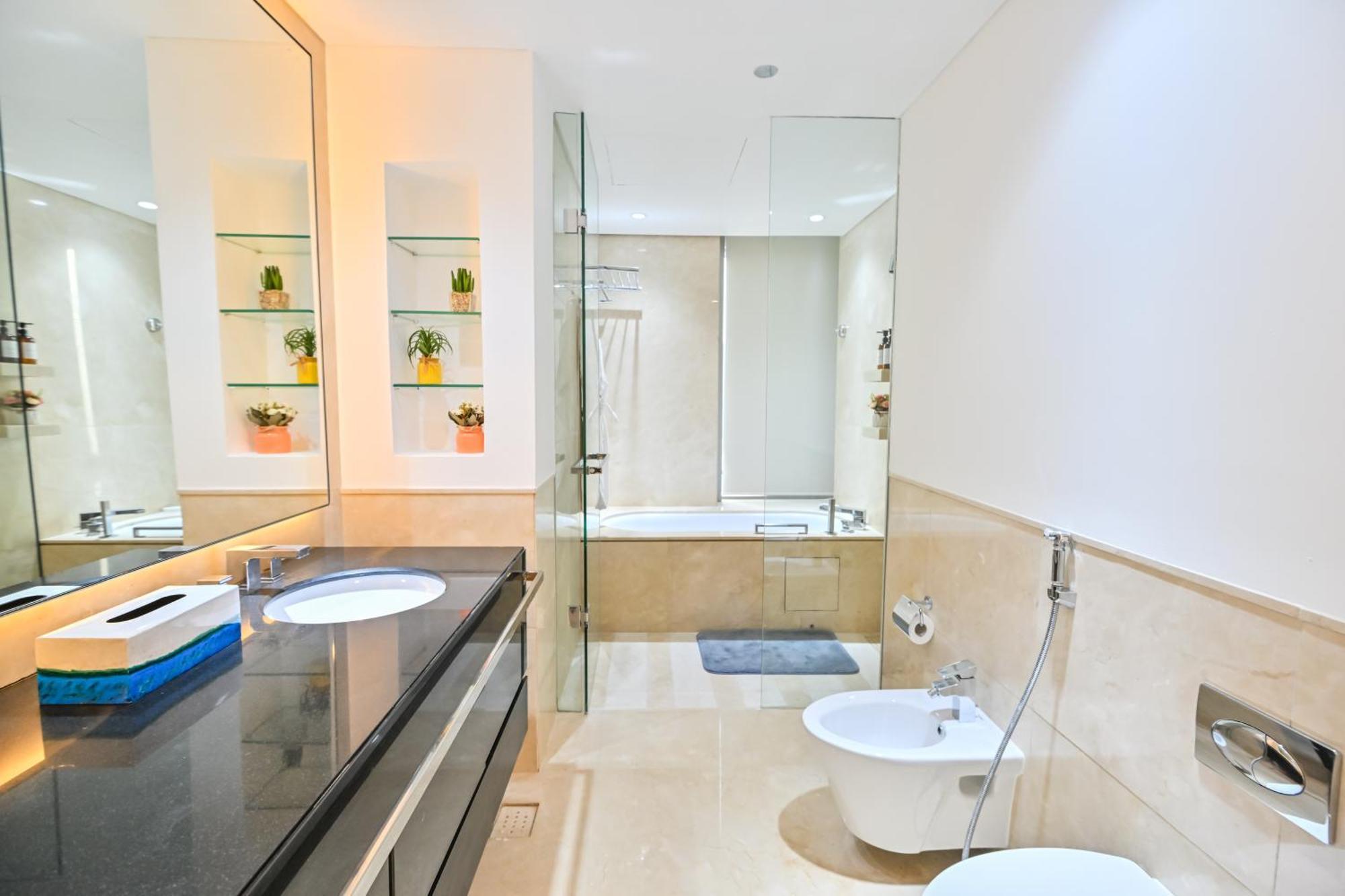 Upgraded Luxury - Marina View - 5-star Amenities Apartment *